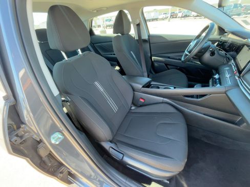 Used 2025 Hyundai Elantra SEL image 32