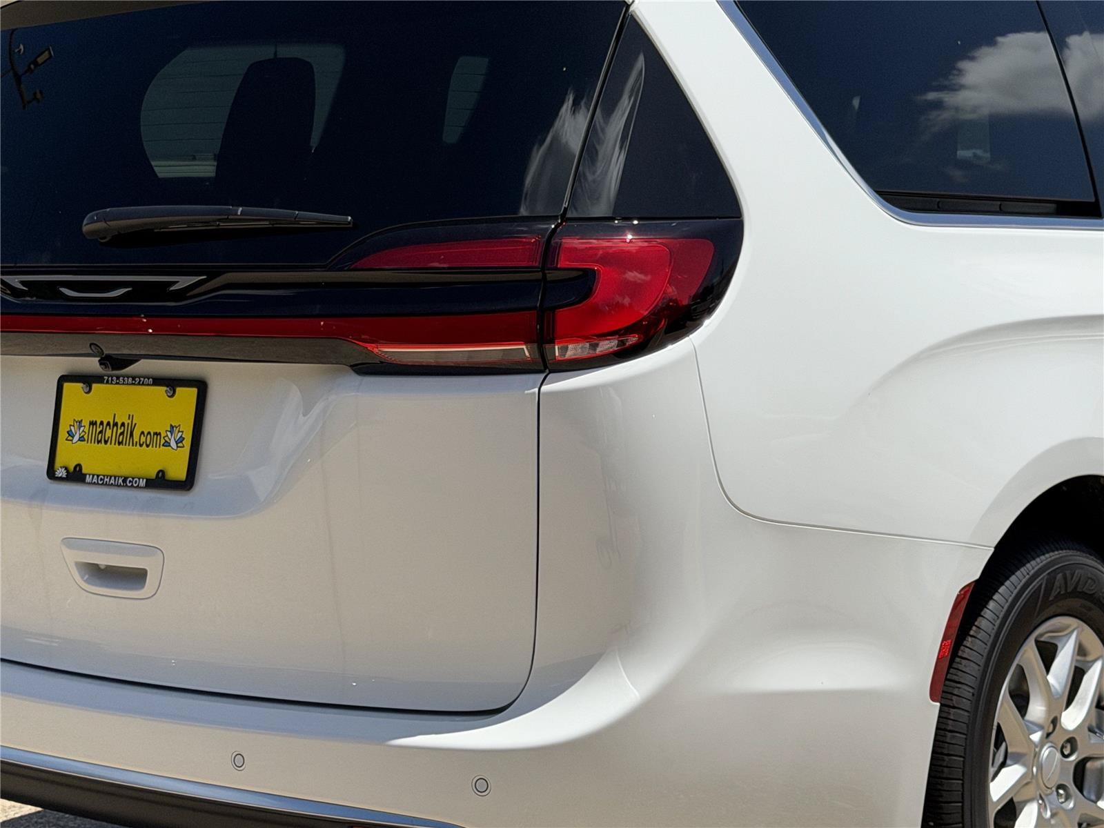 New 2027 Chrysler Pacifica Select FWD image 10