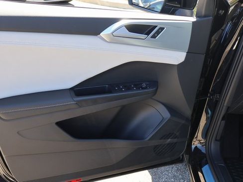 Certified 2025 Volkswagen Taos SE image 10