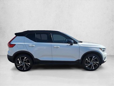 Used 2022 Volvo XC40 T5 R-Design w/ Climate Package image 4
