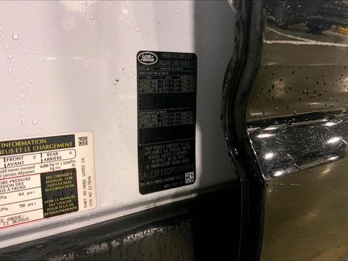 Used 2023 Land Rover Defender 130 X-Dynamic SE image 4