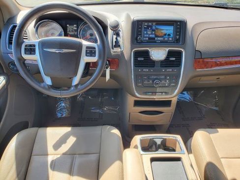 Used 2015 Chrysler Town & Country Touring FWD image 20