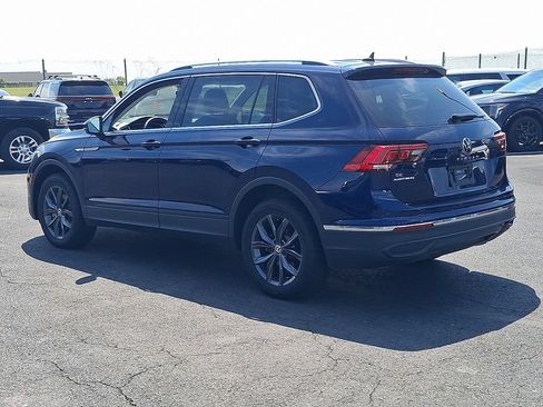 Used 2023 Volkswagen Tiguan SE w/ Panoramic Sunroof Package FWD image 4