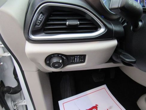 Used 2017 Chrysler Pacifica Touring-L Plus image 12