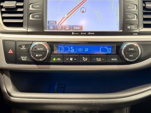 Certified 2019 Toyota Highlander SE w/ Carpet Mat Package (TMS) AWD/4WD image 14