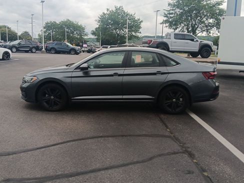 Used 2022 Volkswagen Jetta SE w/ Panoramic Sunroof Package FWD image 10