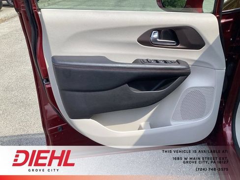 Used 2019 Chrysler Pacifica Touring Plus w/ Cold Weather Group FWD image 18