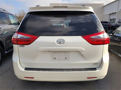 Used 2020 Toyota Sienna XLE image 5