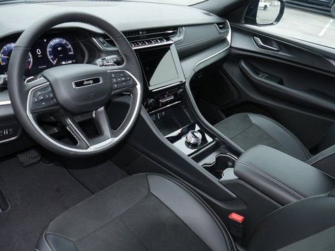 New 2025 Jeep Grand Cherokee Altitude image 13