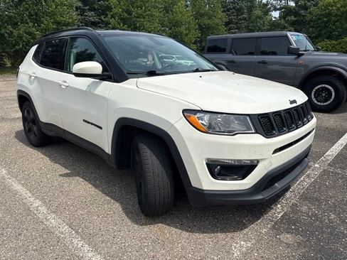 Used 2018 Jeep Compass Latitude w/ Popular Equipment Group AWD/4WD image 2