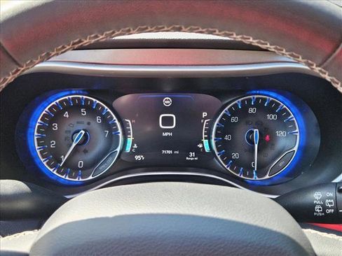 Used 2023 Chrysler Pacifica Touring-L FWD image 10