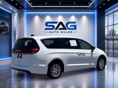 Used 2024 Chrysler Pacifica Touring-L FWD image 4