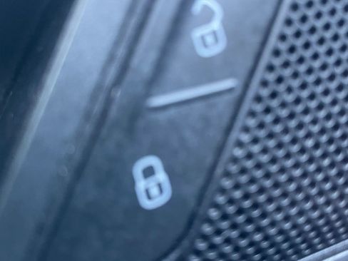 Used 2019 Volkswagen Tiguan SE w/ Panoramic Sunroof Package image 13