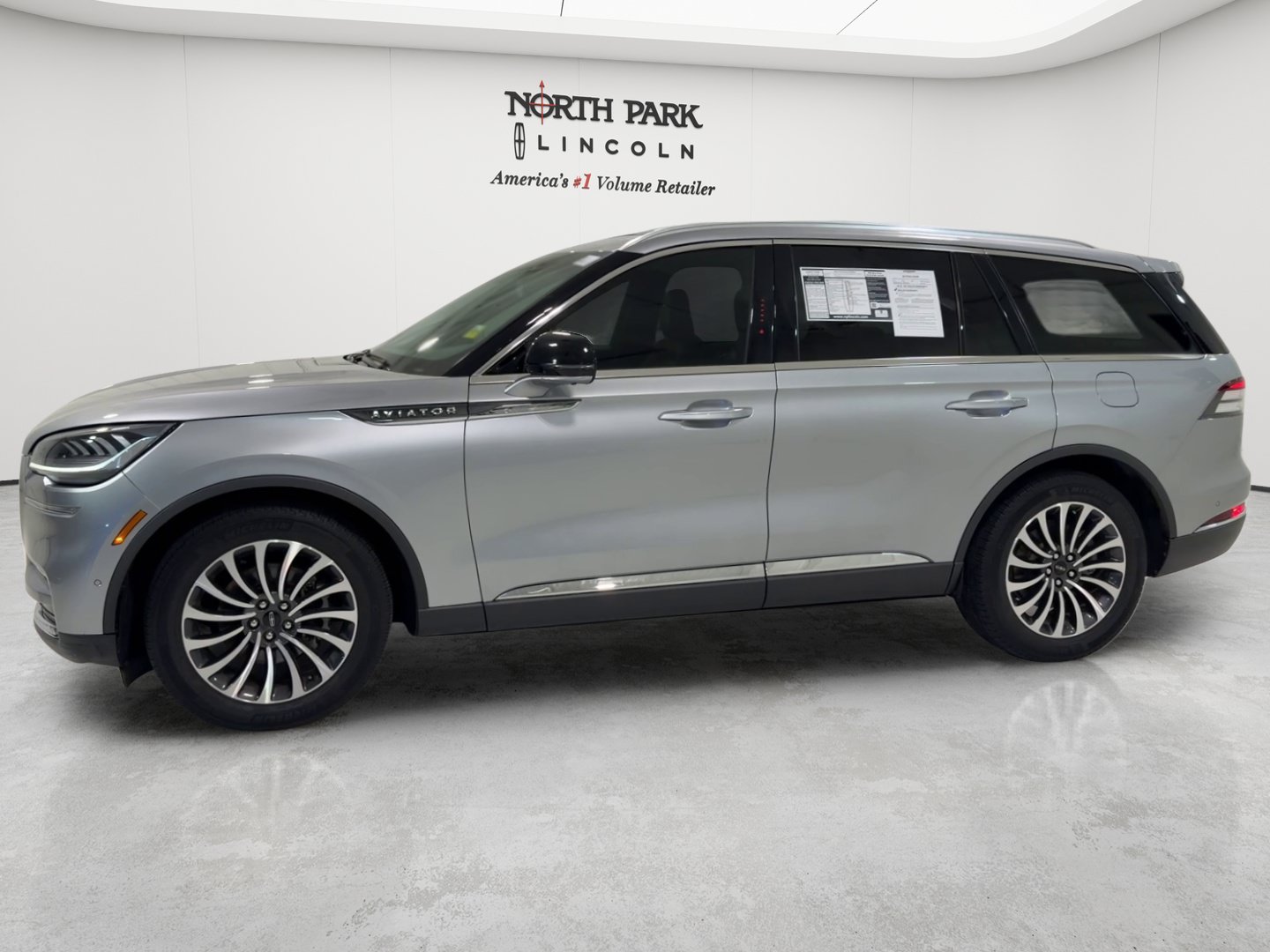 Used 2023 Lincoln Aviator Reserve w/ Class IV Trailer Tow Package RWD image 8