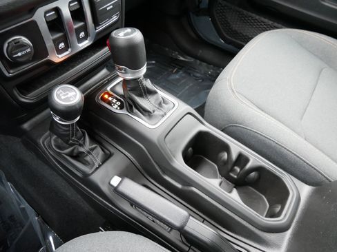 Used 2025 Jeep Wrangler Sport S image 22