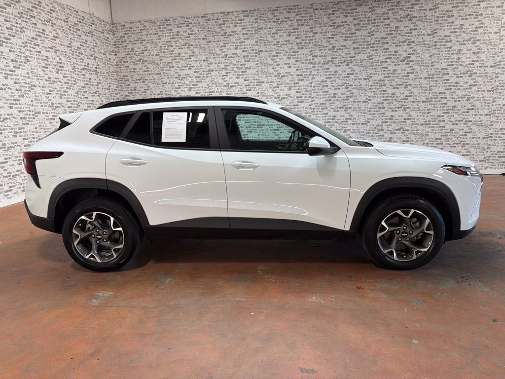 Used 2025 Chevrolet Trax LT w/ LT Convenience Package FWD image 8