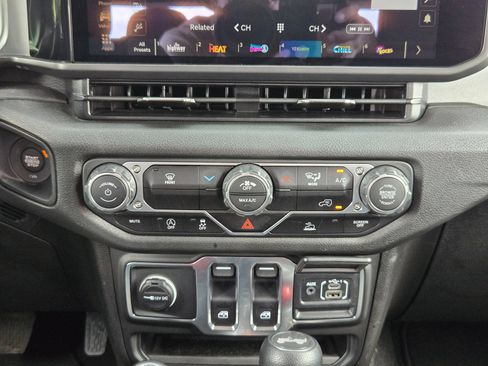 Used 2025 Jeep Wrangler Sport AWD/4WD image 17