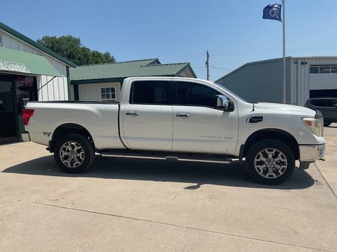Used 2018 Nissan Titan SL w/ Chrome Package AWD/4WD image 2
