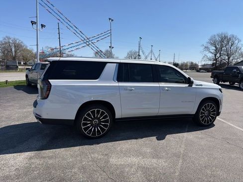 Used 2025 Chevrolet Suburban High Country AWD/4WD image 16