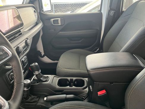 Used 2025 Jeep Wrangler Sahara image 41