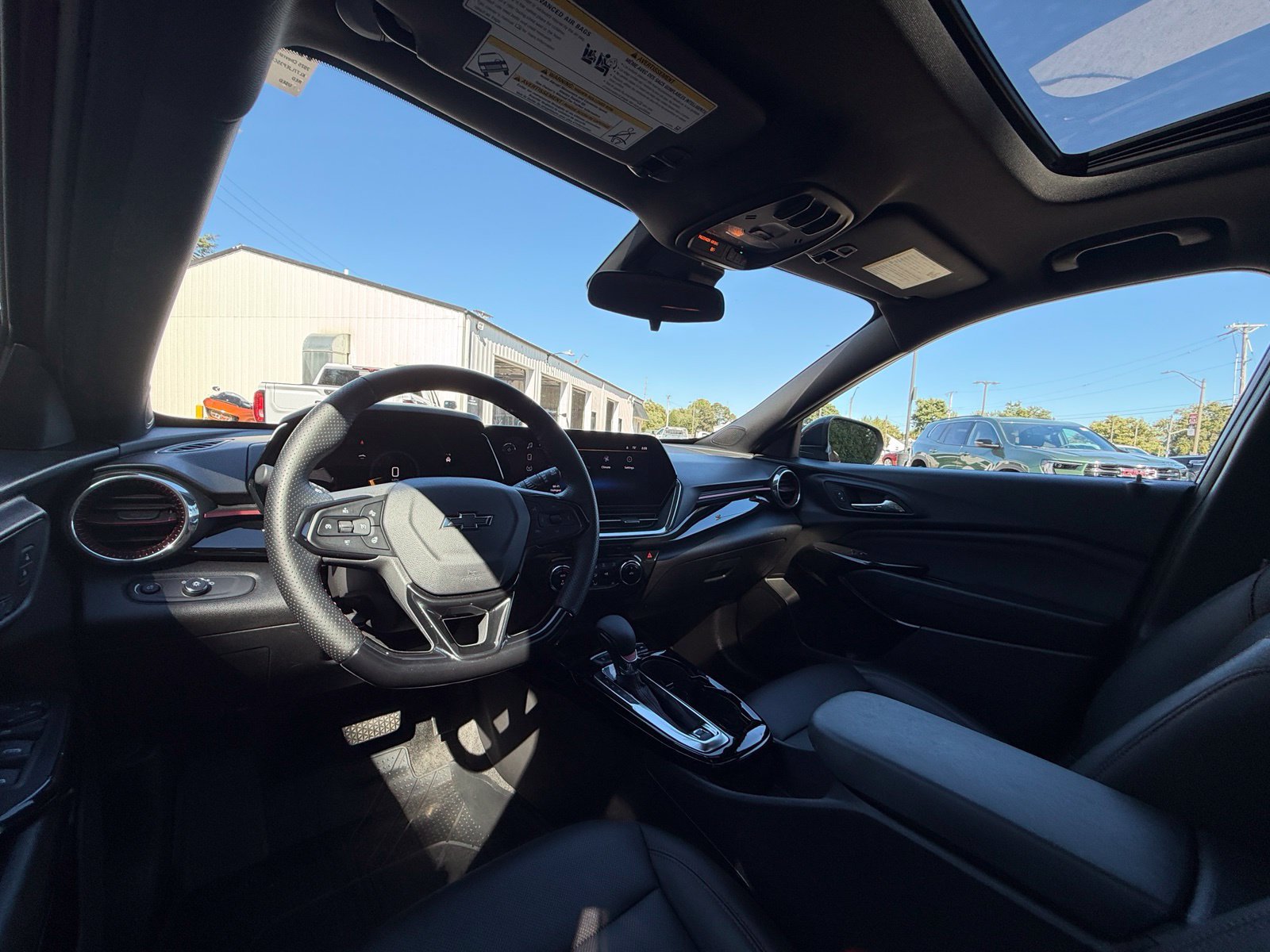 Used 2025 Chevrolet Trax RS w/ Sunroof Package FWD image 17
