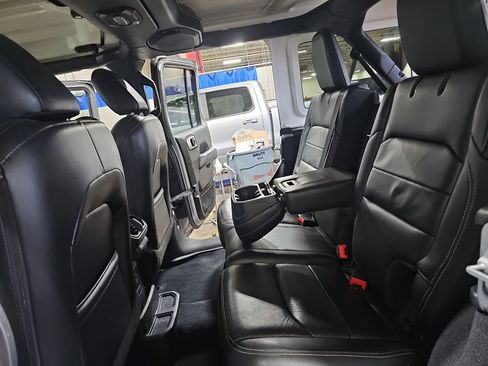 Used 2018 Jeep Wrangler Unlimited Sahara image 13