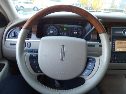 Used 2007 Lincoln Town Car Designer Series image 36