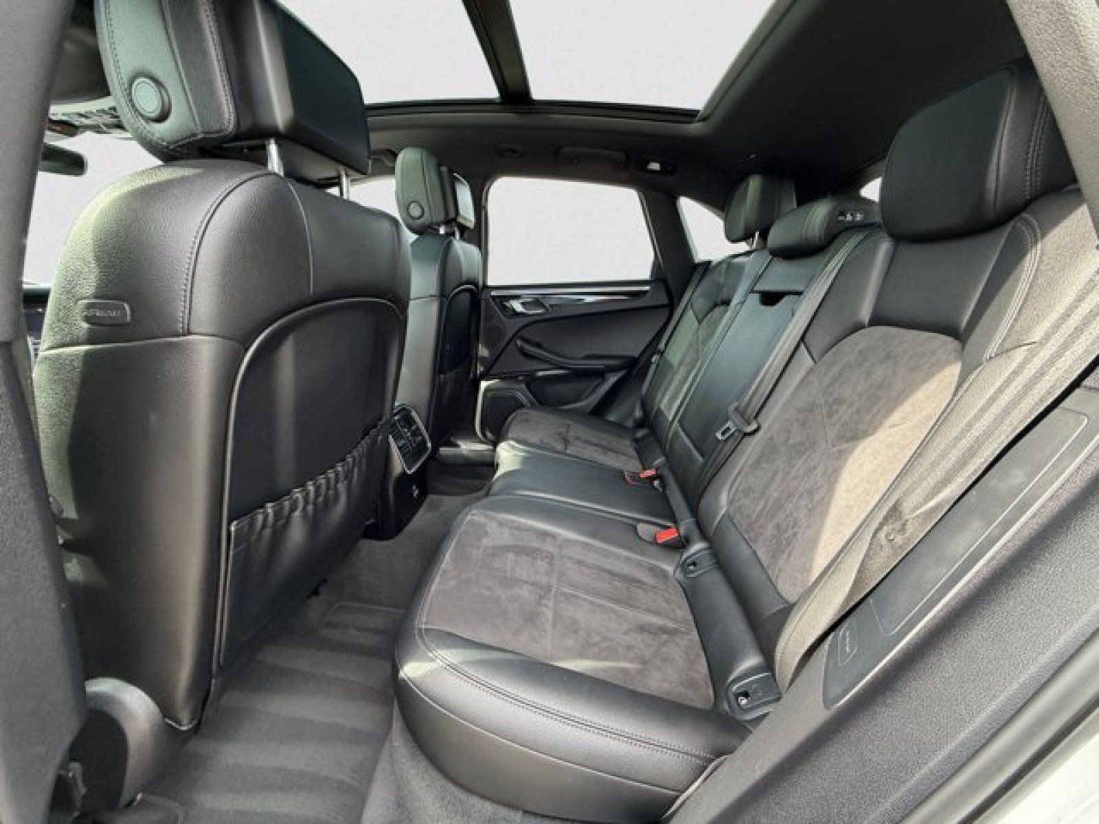 Used 2021 Porsche Macan AWD/4WD image 18