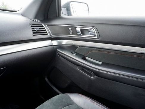 Used 2018 Ford Explorer XLT w/ XLT Appearance Package image 31