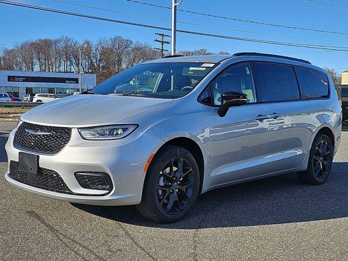 New 2026 Chrysler Pacifica Select w/ S Appearance Package image 2