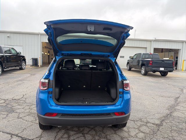 Used 2026 Jeep Compass Latitude AWD/4WD image 21