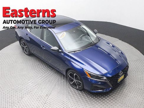 Used 2024 Nissan Altima 2.5 SR w/ SR Premium Package FWD image 3