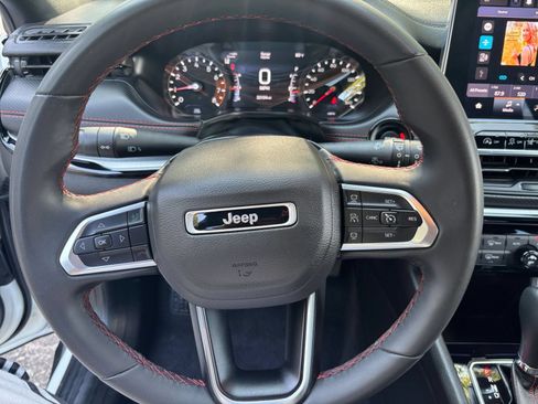 Used 2025 Jeep Compass Trailhawk AWD/4WD image 25