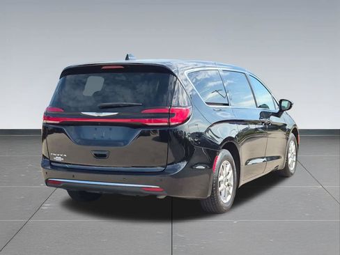 Used 2024 Chrysler Pacifica Touring-L FWD image 6