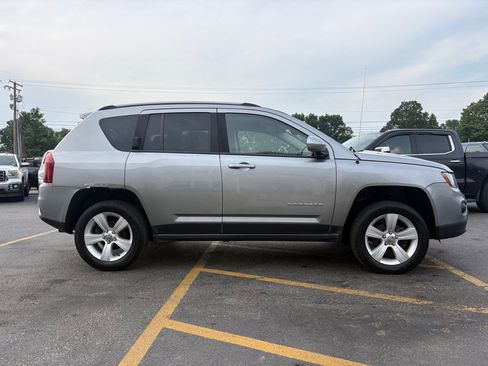 Used 2016 Jeep Compass Latitude AWD/4WD image 5
