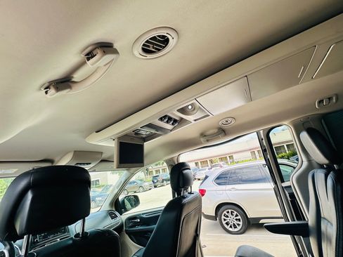 Used 2014 Chrysler Town & Country Touring FWD image 15
