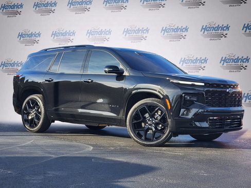Used 2025 Chevrolet Traverse RS image 2