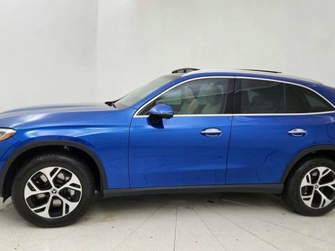 Used 2025 Mercedes-Benz GLC 350e 4MATIC image 3