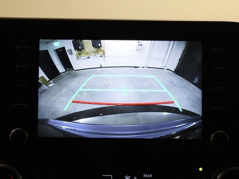 Used 2021 Toyota Highlander XLE image 32