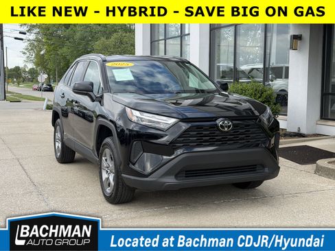 Used 2025 Toyota RAV4 LE AWD/4WD image 1