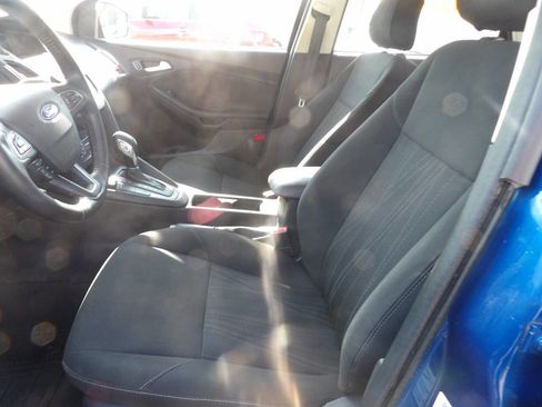 Used 2018 Ford Focus SE w/ SE Appearance Package FWD image 8