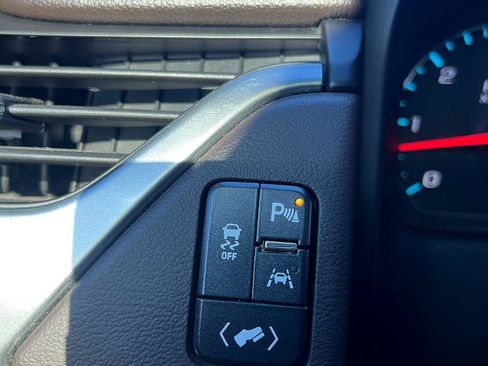 Used 2017 Chevrolet Suburban Premier image 26