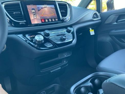 New 2026 Chrysler Pacifica Select image 48