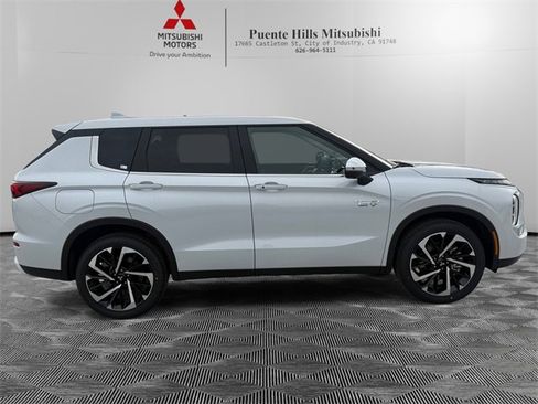 New 2025 Mitsubishi Outlander SE image 4