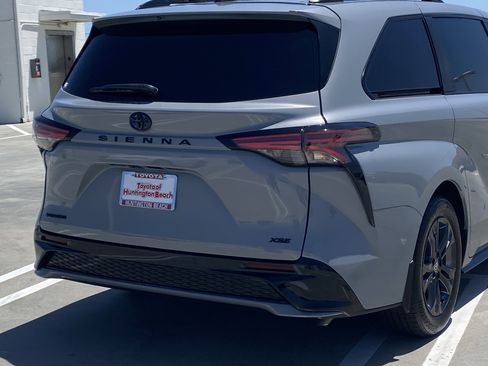 Used 2025 Toyota Sienna XSE w/ XSE Premium Package AWD/4WD image 4