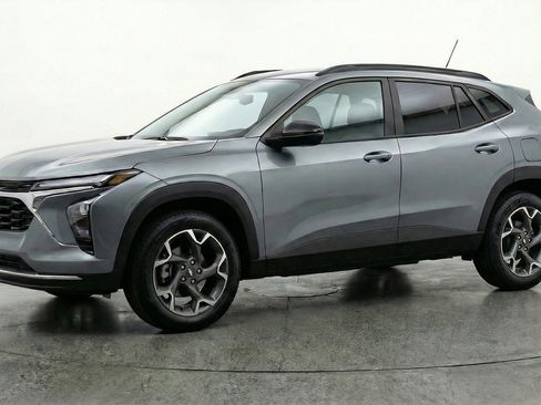 Used 2025 Chevrolet Trax LT w/ LT Convenience Package FWD image 3