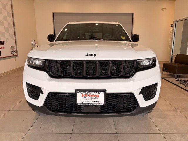 Used 2025 Jeep Grand Cherokee Altitude AWD/4WD image 2