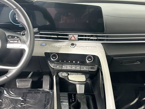 Used 2025 Hyundai Elantra Limited FWD image 18