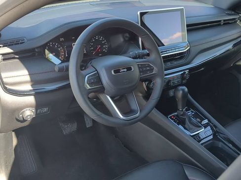 Used 2025 Jeep Compass Trailhawk AWD/4WD image 2