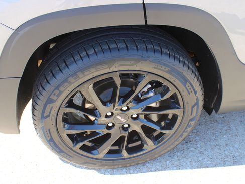 Used 2023 GMC Terrain SLE w/ Driver Convenience Package image 14